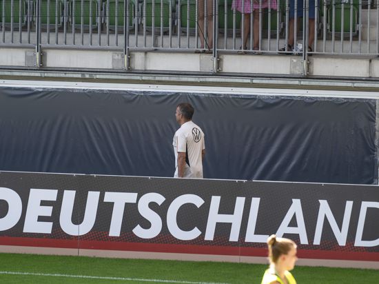 Fußball: Nationalmannschaft, nach dem Länderspiel gegen Japan, öffentliches Regenerationstraining des DFB-Teams. Bundestrainer Hansi Flick geht hinter dem Schriftzug "Deutschland". +++ dpa-Bildfunk +++