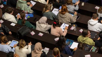Studierende nehmen an der Einführungveranstaltung im Audimax der Ludwig-Maximilians-Universität (LMU) teil.
