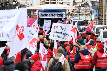 Bei einer Demonstration zum bundesweiten Bildungsstreiktag ziehen Teilnehmende durch die Innenstadt. Die Gewerkschaften fordern für die bundesweit rund 1,1 Millionen öffentlichen Angestellten und mittelbar auch für die rund 1,4 Millionen Beamten ein Gehaltsplus von 10,5 Prozent, mindestens aber 500 Euro. +++ dpa-Bildfunk +++