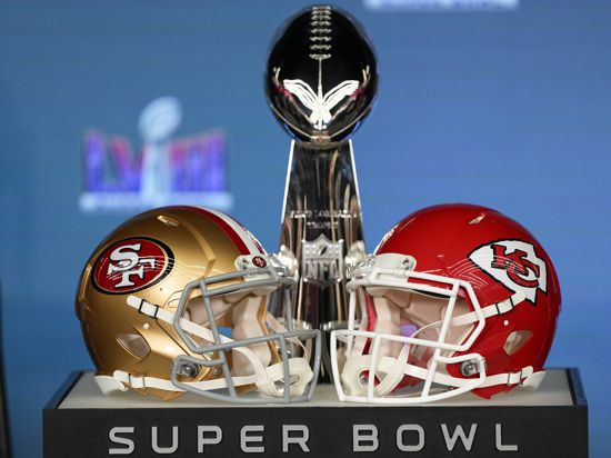  Die Trophäe und die Helme sind vor der Pressekonferenz von NFL-Football-Commissioner Goodell zum Super Bowl 58 in Las Vegas zu sehen. Die San Francisco 49ers treffen im Super Bowl 58 auf die Kansas City Chiefs. 