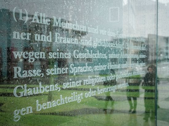 Artikel des Grundgesetzes sind in gläserne Stehlen im Regierungsviertel, nicht weit vom Reichstagsgebäude, graviert.