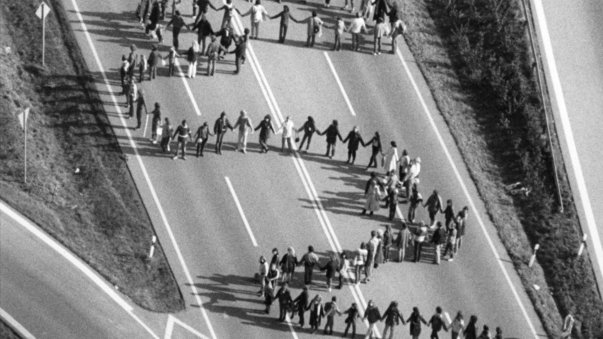 ARCHIV - Luftbild einer Menschenkette auf der B10 zwischen Plochingen und Ulm (aufgenommen am 22. Oktober 1983). Foto: Roland Holschneider/dpa (zu lsw "Friedensaktivist Ulli Thiel gestorben" vom 15.04.2014) +++ dpa-Bildfunk +++