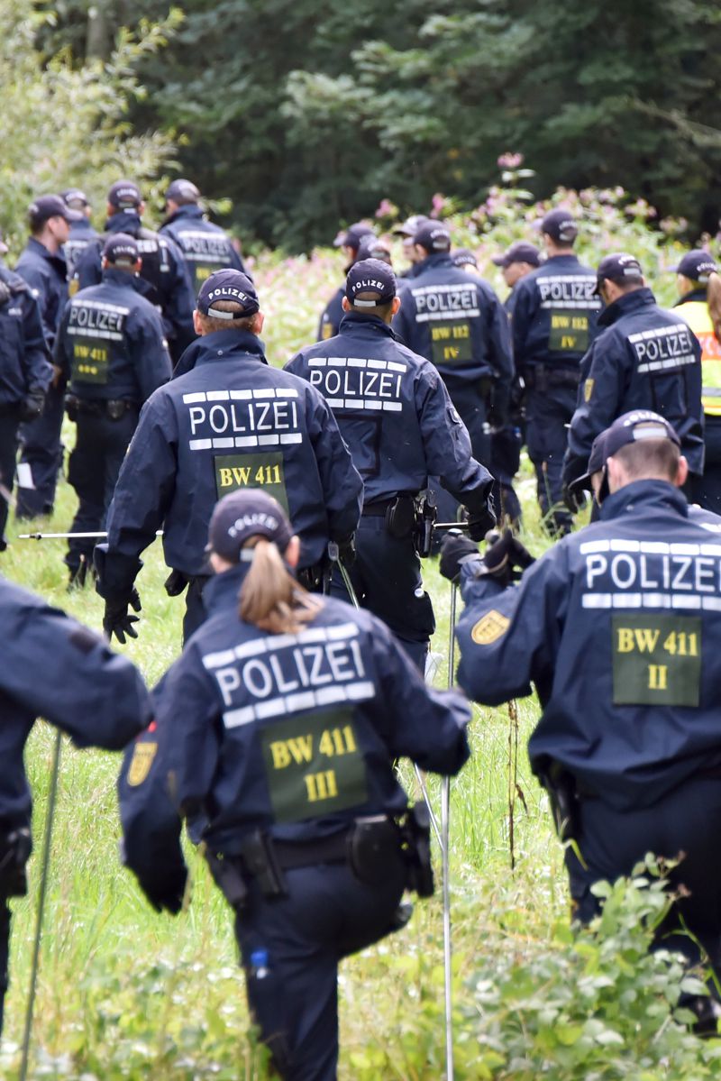 In einem Waldstück bei Karlsruhe suchen am 14. August 2018 Einsatzkräfte der Polizei nach einer vermissten zweifachen Mutter. 