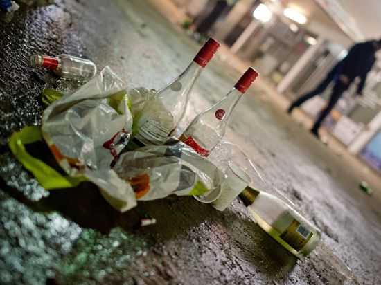 Leere Flaschen und Müll liegen am 01.01.2015 in der Silvesternacht an den Landungsbrücken in Hamburg.