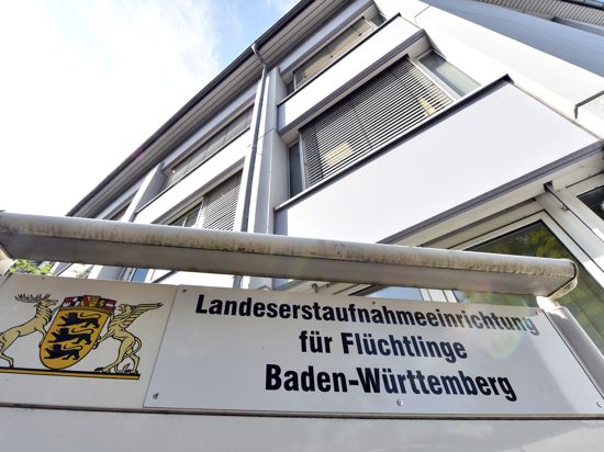 Ein Schild mit der Aufschrift „Landesaufnahmeeinrichtung für Flüchtlinge Baden-Württemberg“ steht vor der Landeserstaufnahme für Asylbewerber (LEA) in Karlsruhe.