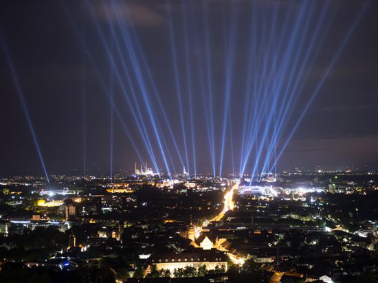300. Stadtgeburtstag, das am 17.06.2015 beginnt. Jede Lichtsäule steht für eine historische Persönlichkeit, die in Karlsruhe gewirkt hat oder in der Stadt geboren ist. Die Lichtsäulen sind auch in den beiden folgenden Nächten, am 18. und 19. Juni 2015, zu sehen. Foto: Uli Deck/dpa ++ +++ dpa-Bildfunk +++