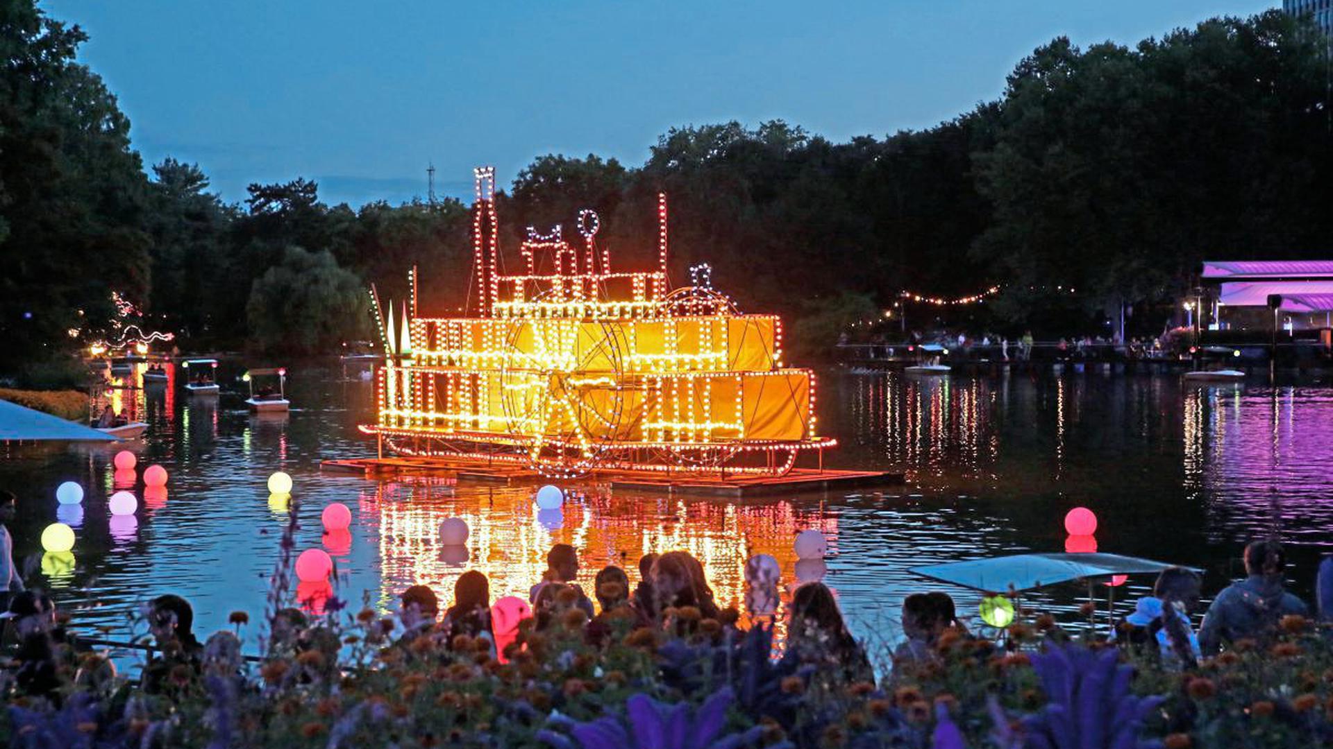 Beim Lichterfest im August werden Stadtgarten und Zoo stimmungsvoll illuminiert. Unzählige Lampions und Installationen bieten den Besuchern Fotomotive.