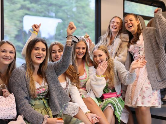 Vorfeiern im Zug: Die Freundinnen Jennifer, Lea, Lena, Lara, Fine, Melissa und Dana am Samstagvormittag auf dem Weg zum Cannstatter Volksfest.