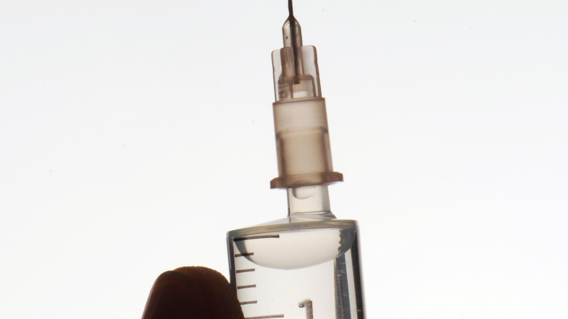 ARCHIV - ILLUSTRATION - Eine Hand hält eine Spritze, aufgenommen am 13.03.2010. Der Impfstoff gegen Humane Papillomaviren (HPV) könnte nach Ansicht von Wissenschaftlern auch Jungen vor gefährlichen Krankheiten schützen. Mädchen soll die Immunisierung vor Gebärmutterhalskrebs, der durch die HP-Viren ausgelöst werden kann, bewahren. Foto: Armin Weigel dpa (zu dpa "Expertenstreit: HPV-Impfung auch für Jungs sinnvoll?" vom 01.07.2016) +++ dpa-Bildfunk +++