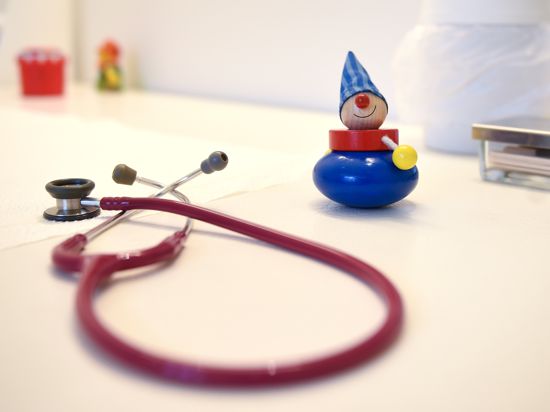 ARCHIV - Ein Stethoskop und Kinderspielzeug liegen am 23.08.2016 in einer Kinderarztpraxis in Berlin Spandau auf einem Tisch. Foto: Britta Pedersen/dpa (zu dpa «Tagung Kinderärzte» vom 08.10.2016) +++ dpa-Bildfunk +++