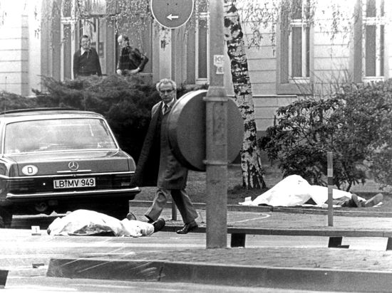 ARCHIV - Die zugedeckten Leichen von Generalbundesanwalt Siegfried Buback (hinten) und seines Fahrers am 07.04.1977. (zum 40. Jahrestag der Ermordung von Generalbundesanwalt Siegfried Buback) Foto: Heinz Wieseler/dpa +++ dpa-Bildfunk +++