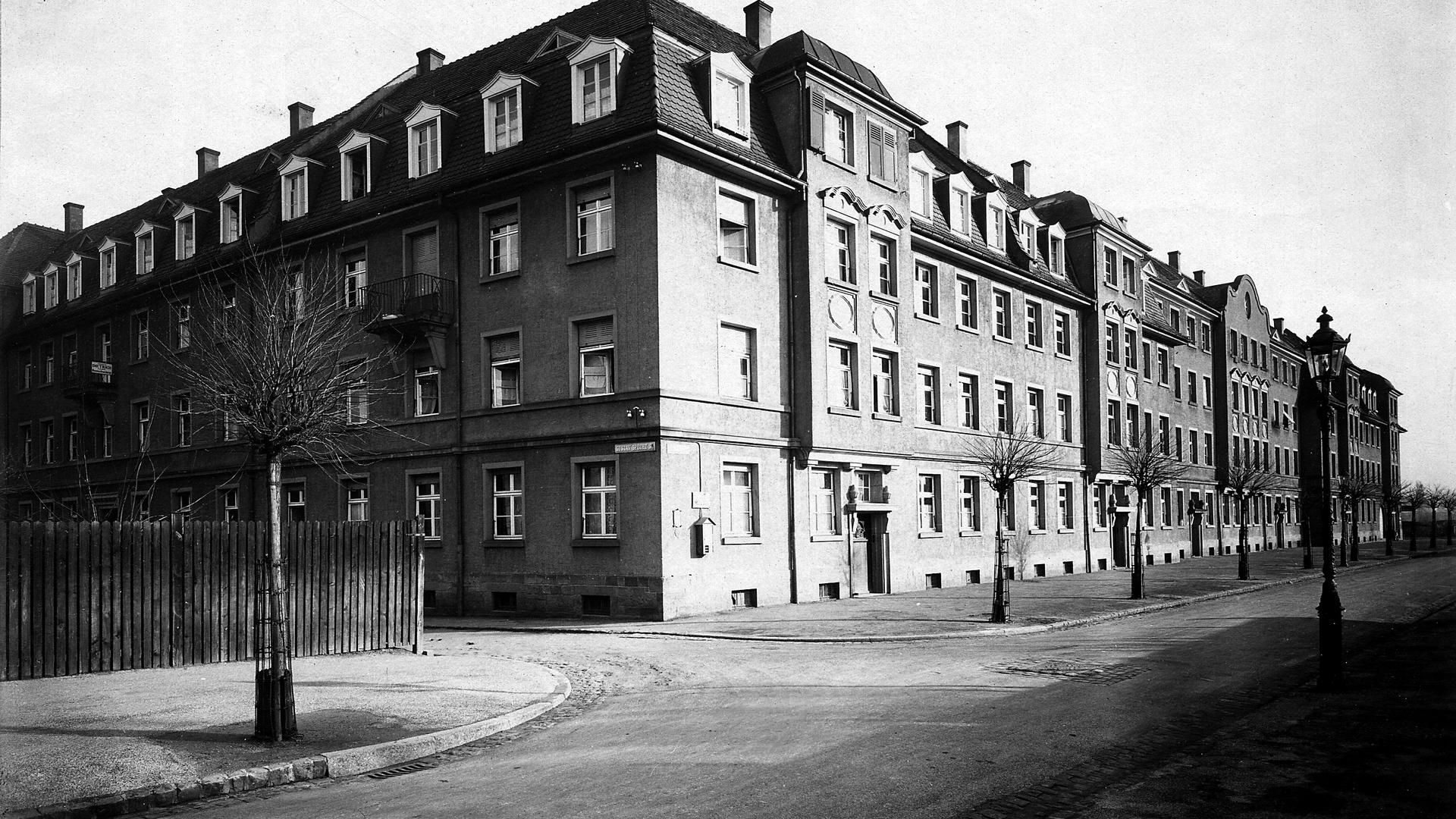 Wohnblock hinter der Tullaschule an der Ecke von Schückstraße und Gustav-Specht-Straße, von der Stadt Karlsruhe errichtet 1920. Die Signatur des Motivs beim Stadtarchiv Karlsruhe lautet 8_Alben41_051_a