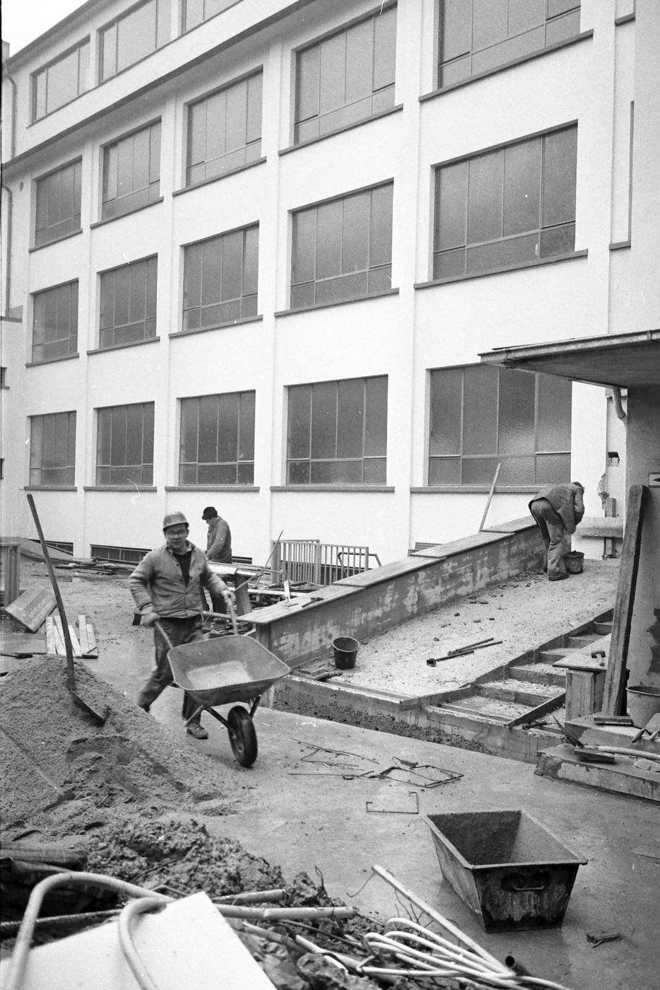 Bauarbeiter vor einem Gebäude. 