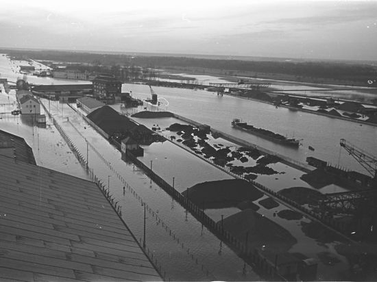 überschwemmter Rheinhafen 1955