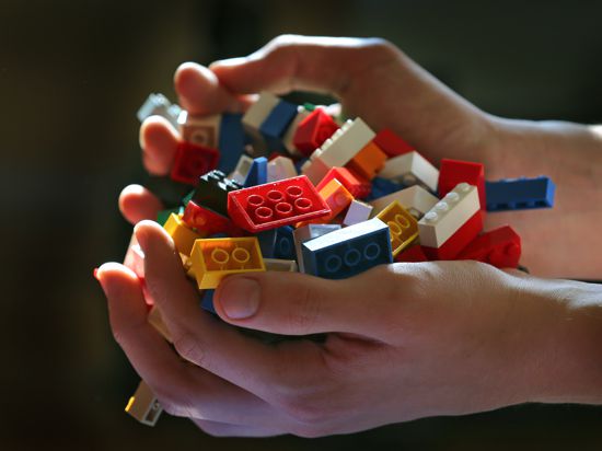 Zwei Hände, Legosteine