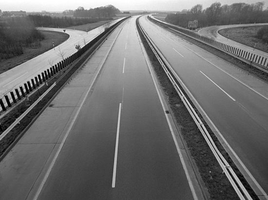 Blick auf die leere Autobahn am Kreuz Düsseldorf-Wuppertal.