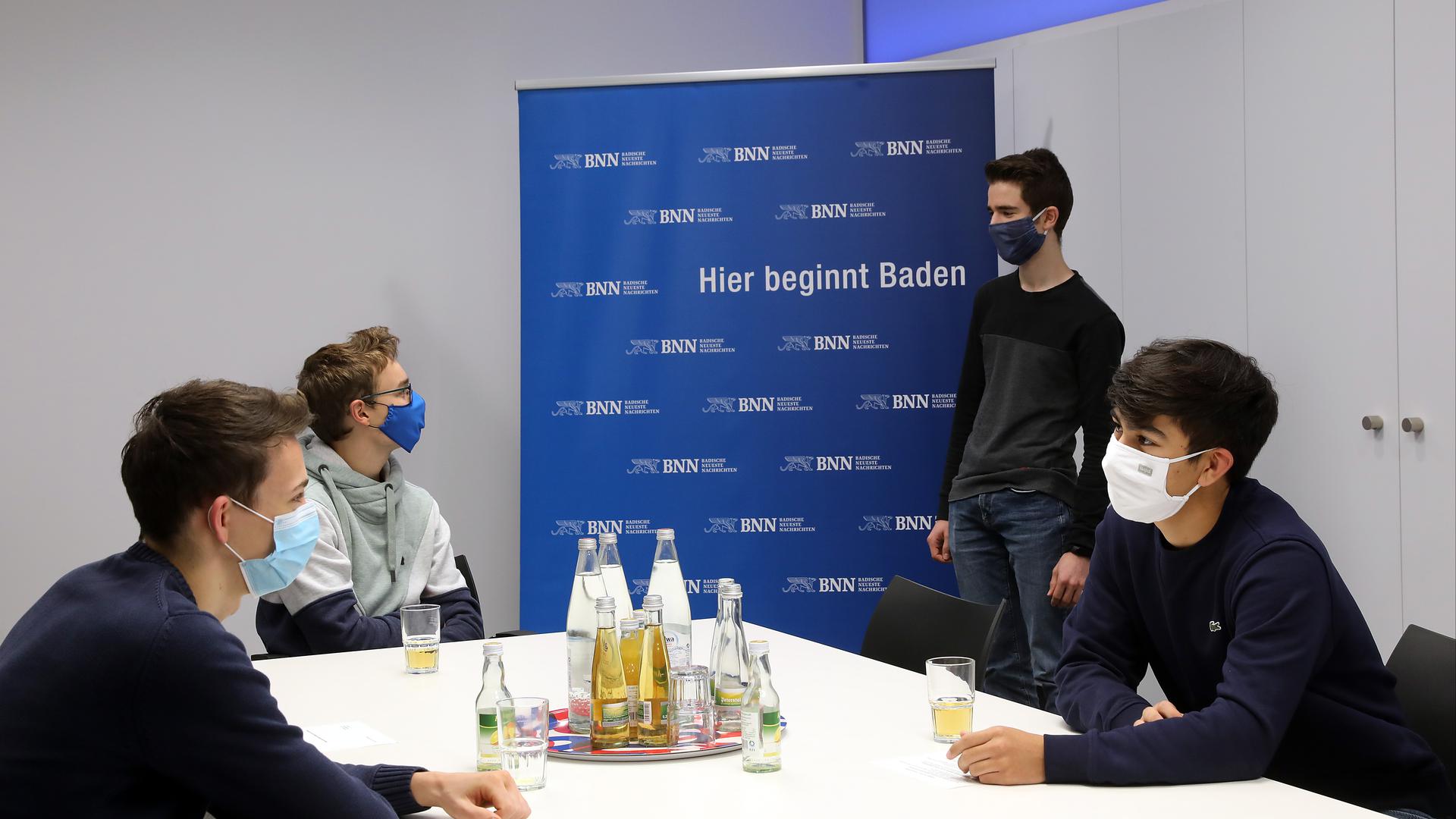 Die vier Vorstandsmitglieder des Arbeitskreises Karlsruher Schülervertreter im Gespräch.