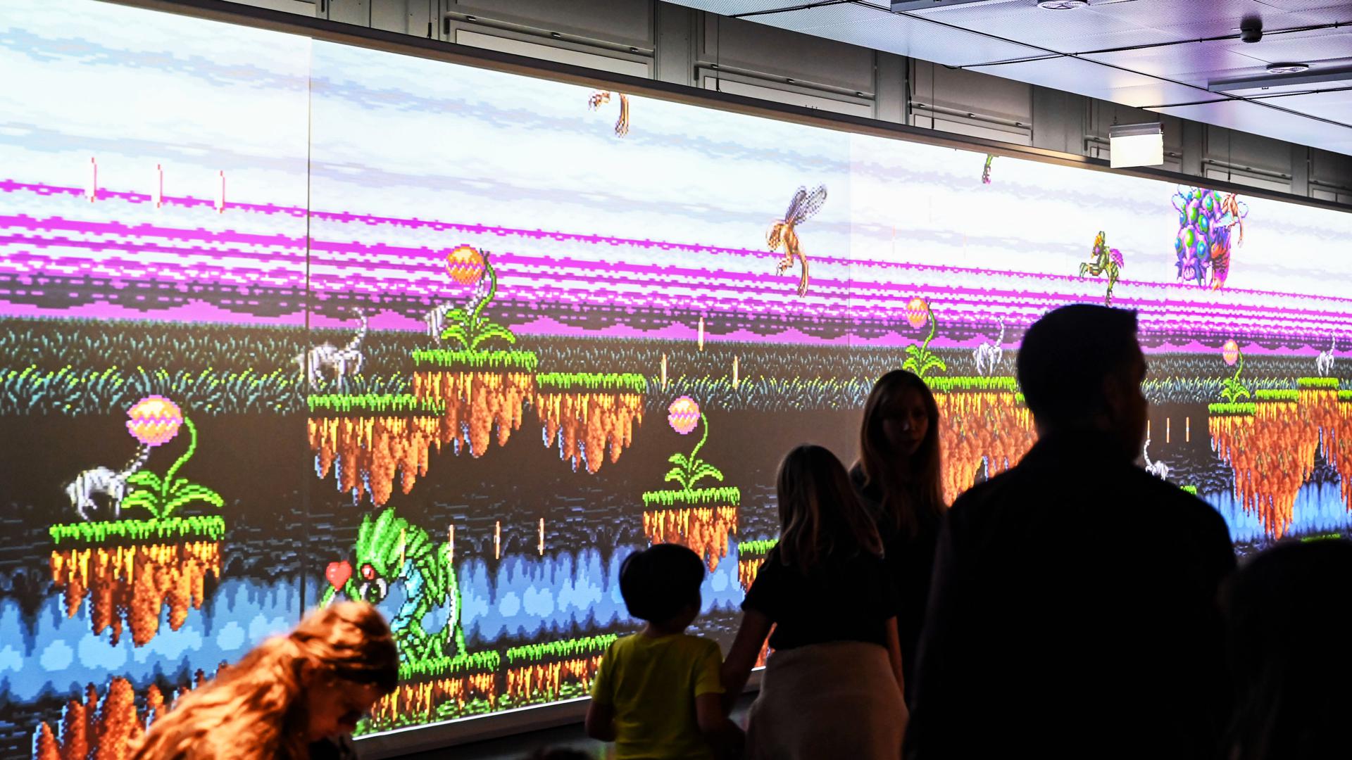 Großer Andrang herrscht bei der Karlsruher Museumsnacht in der ZKM-Dauerausstellung „Gameplay“ bei Retro-Games und bei den neuen digitalen Spielen.