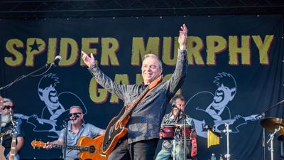 Günther Sigl, Sänger der „Spider Murphy Gang“, im Juni 2023 auf der Bühne vor dem Karlsruher Schloss.