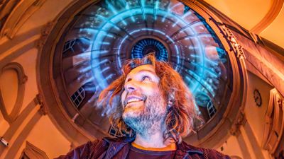 Der Künstler Kris Felix Bauer, aufgenommen unter der Kuppel in der Vierordtbad-Rotunde bei "Sounds of Life"