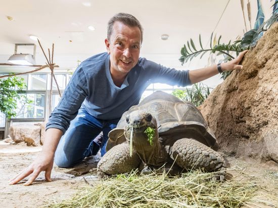  Der Wissenschaftsjournalist Mario Ludwig, aufgenommen im Zoo Karlsruhe bei den Riesenschildkröten
