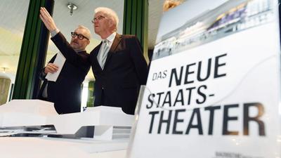 Ministerpräsident Winfried Kretschmann mit Staatstheater-Generalintendant Peter Spuhler im Badischen Staatstheater