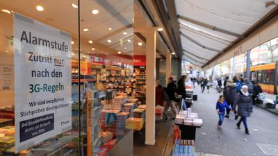 Hinweis auf Stichproben: Der Buchhändler Thalia kündigt seinen Kunden an, dass er im Laden vereinzelt die 3G-Nachweise kontrollieren möchte – und verweist auf das drohende Bußgeld.