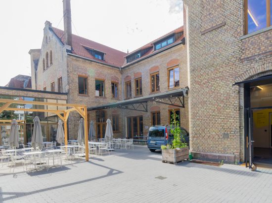 In der Alten Dampfschreinerei in der Kalrsruher Südweststadt sind moderne Arbeitsplätze für Co-Working, eine Gaststätte und Läden entstanden. Dieses Konzept hat der Bund Deutscher Architekinnen und Architekten ausgezeichnet. 