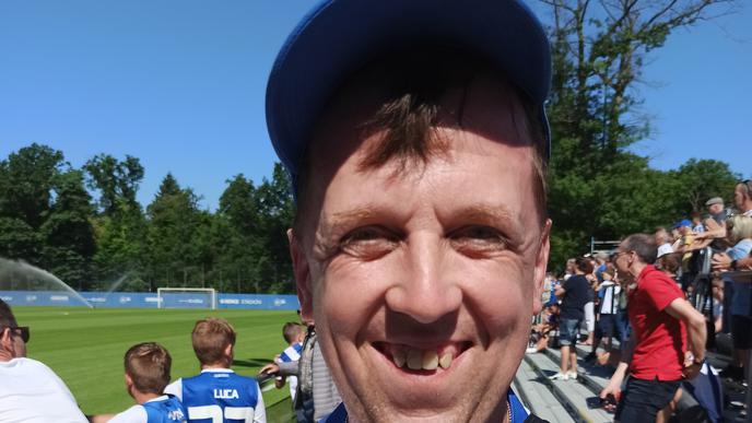 Andi aus Karlsruhe geht seit gut 30 Jahren zum KSC. „Wir brauchen noch zwei, drei Spieler“, sagt er und träumt von einem Platz unter den der Top 5. 