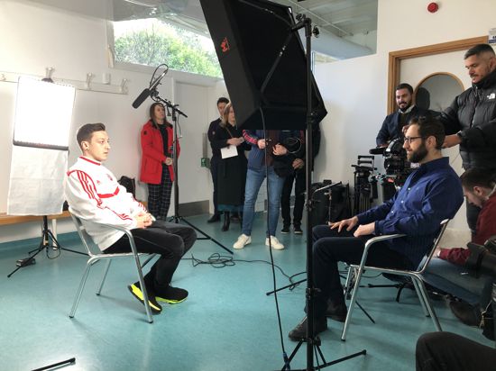 Interview-Situation mit Mesut Özil