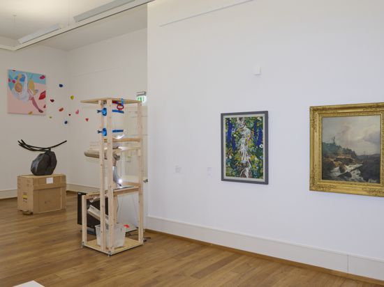 Ausstellungsansicht in der Jungen Kunsthalle Karlsruhe mit einer Installation, einer Skulptur und einem Gemälde neben Bouldergriffen