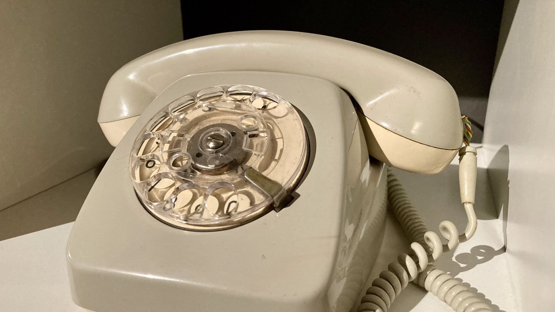 Telefone mit Wählscheibe standen damals in jeder Wohnung.