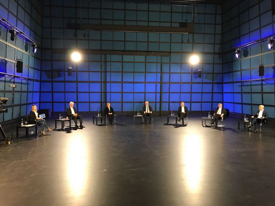 Die Spitzenkandidaten der Landtagswahl Badne-Württemberg sitzen mit großem Abstand auf einer Bühne.