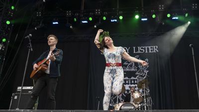 Sängerin Lorna Thomas fegt wie ein Wirbelwind über die „Fest“-Bühne.