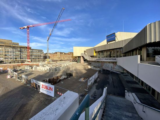 Das Badische Staatstheater und die Baustelle während des zweiten Corona-Lockdowns im November