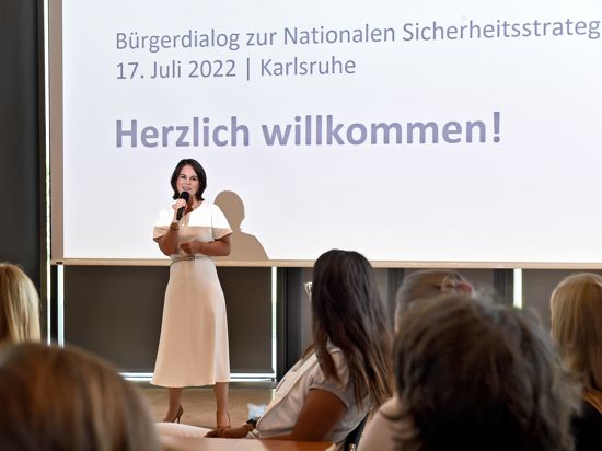 Außenministerin Baerbock trifft sich mit Karlsruhern beim "Bürgerdialog" in der IHK, der der Verabschiedung einer neuen Nationalen Sicherheitsstrategie vorangestellt wird