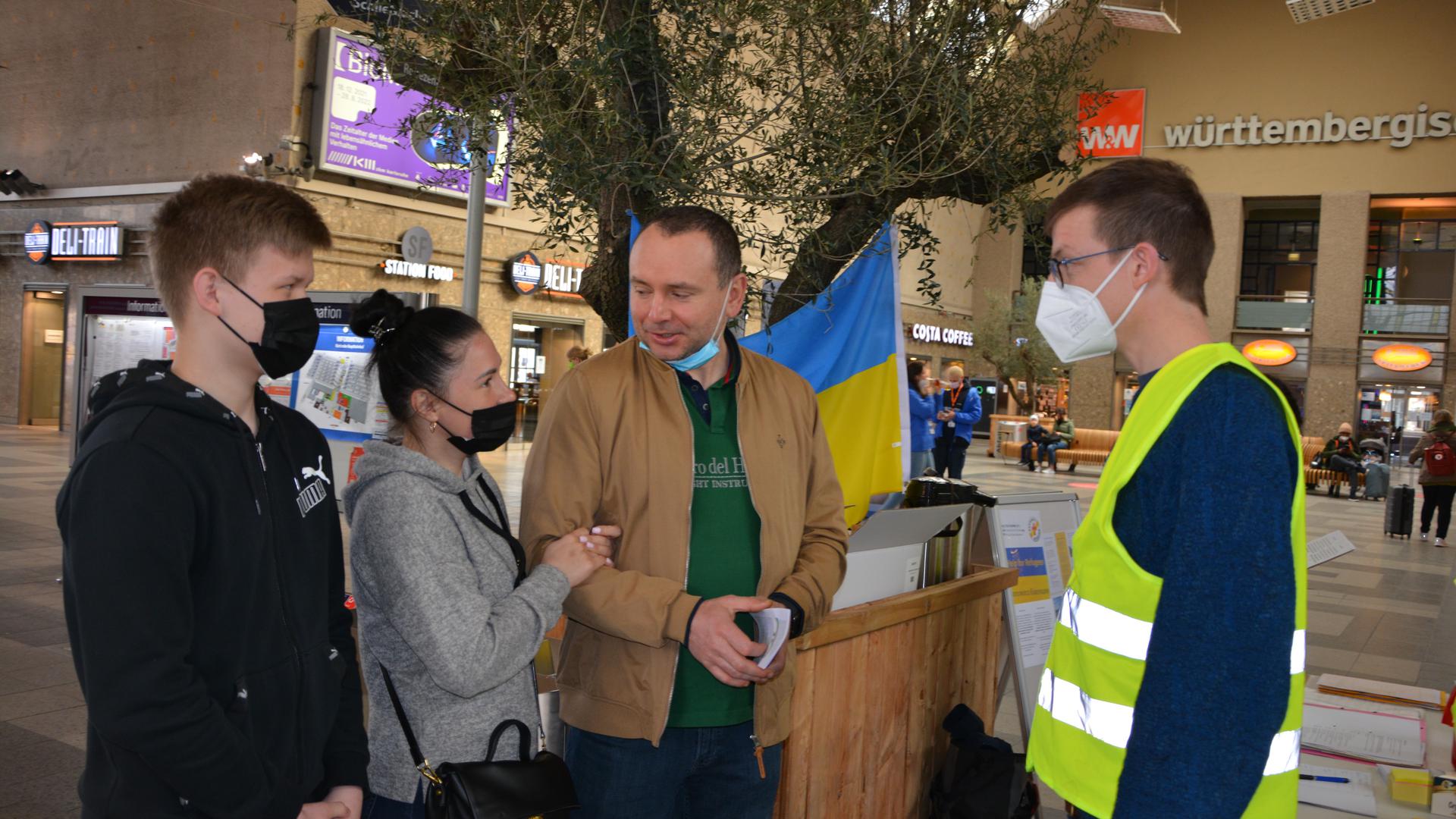Mitarbeiter der Bahnhofsmission spricht am Hauptbahnhofs Karlsruhe mit ukrainischen Flüchtlingen.