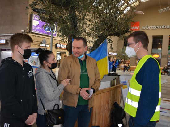 Mitarbeiter der Bahnhofsmission spricht am Hauptbahnhofs Karlsruhe mit ukrainischen Flüchtlingen.