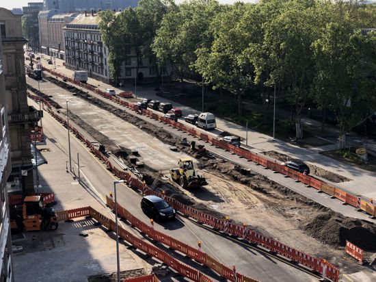 Im Mai 2021 entstanden nahezu täglich einige Meter der endgültigen Fahrbahnen für die oberirdisch fahrenden Autos und die Radler auf der Kriegsstraße. Gehwege wurden gepflastert und Grünstreifen angelegt. 