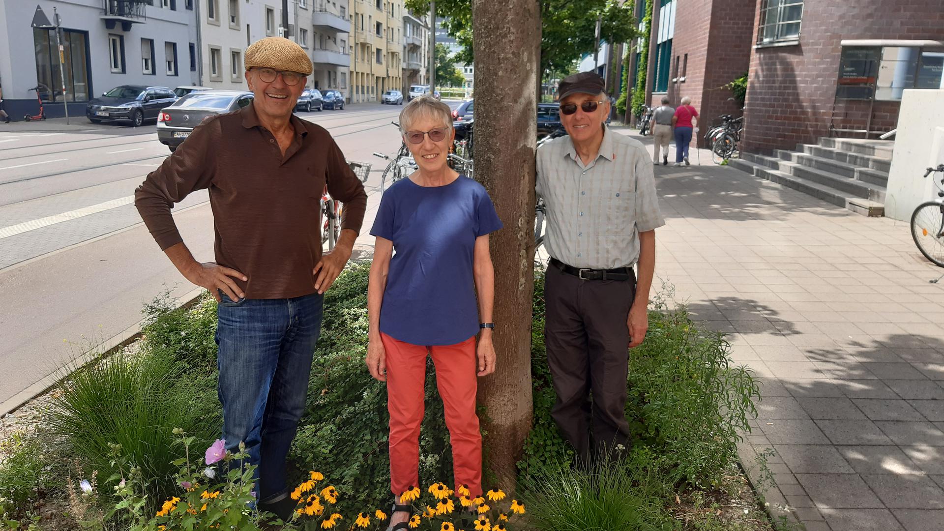 Karlsruher Baumpaten in der Gartenstraße: Edgar Manz, Dorothea und Heinz Bodach (von links)