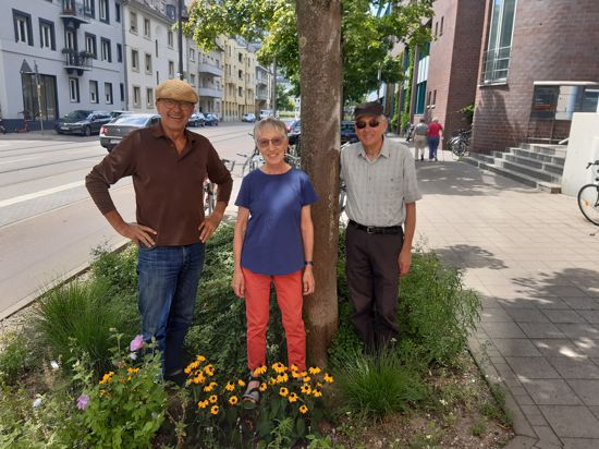 Als Baumpaten in der Karlsruher Gartenstraße engagiert sind Edgar Manz, Dorothea und Heinz Bodach (von links).