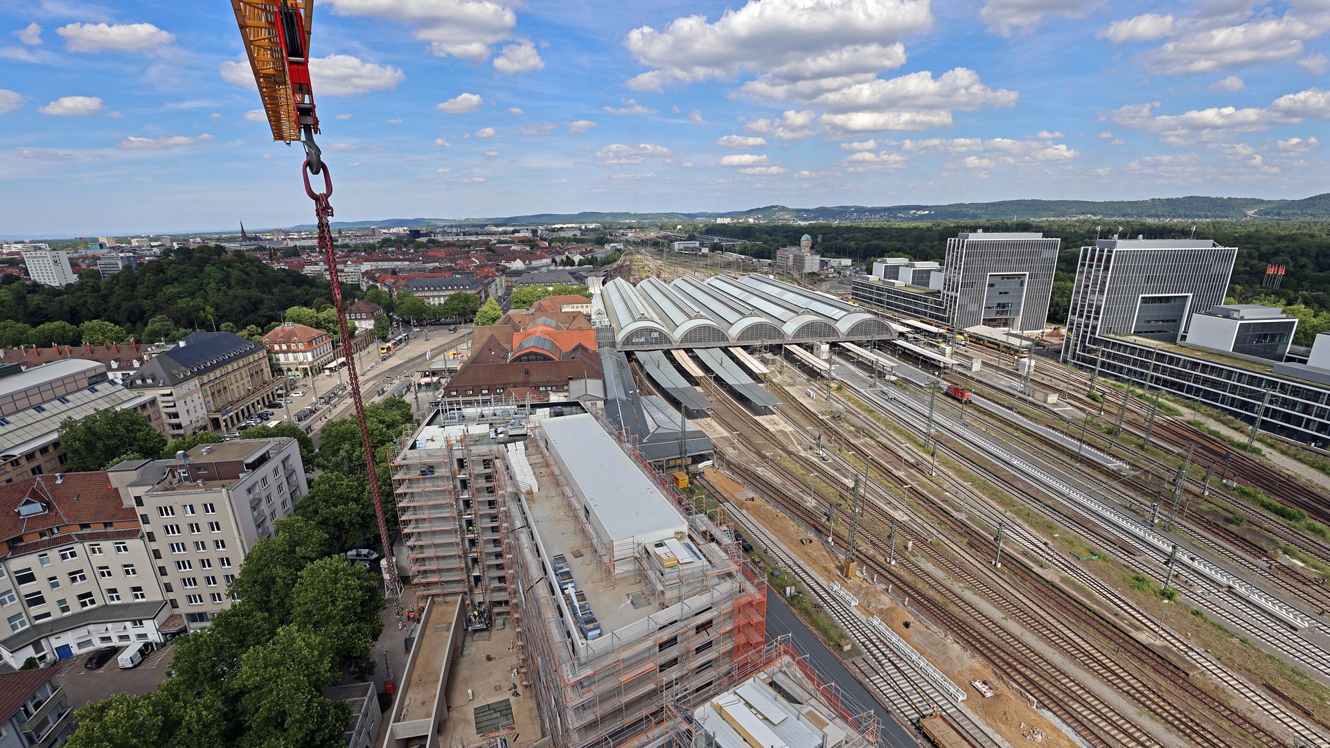 Weiter Blick: Hauptbahnhof, Gleise und die südlich davon liegende Büro-Bebauung bilden die Kulisse, vor der das Mammutprojekt KA3 in die Höhe wächst. Im Vordergrund das künftige Intercity Hotel.