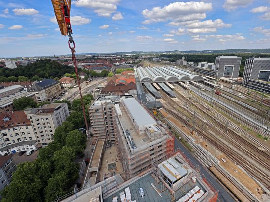 Weiter Blick: Hauptbahnhof, Gleise und die südlich davon liegende Büro-Bebauung bilden die Kulisse, vor der das Mammutprojekt KA3 in die Höhe wächst. Im Vordergrund das künftige Intercity Hotel.