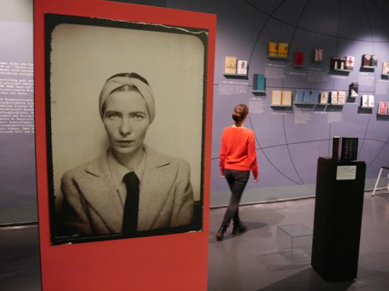Das Karlsruher Prinz-Max-Palais zeigt eine Ausstellung über die feministische Wegbereiterin Simone de Beauvoir.