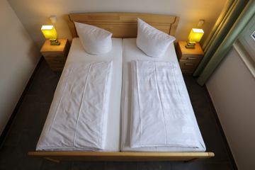 Ein Doppelzimmer in einem Hotel. Das Bundesverfassungsgericht gibt am Dienstag bekannt, ob Städte von Übernachtungsgästen weiter eine Bettensteuer kassieren dürfen. +++ dpa-Bildfunk +++