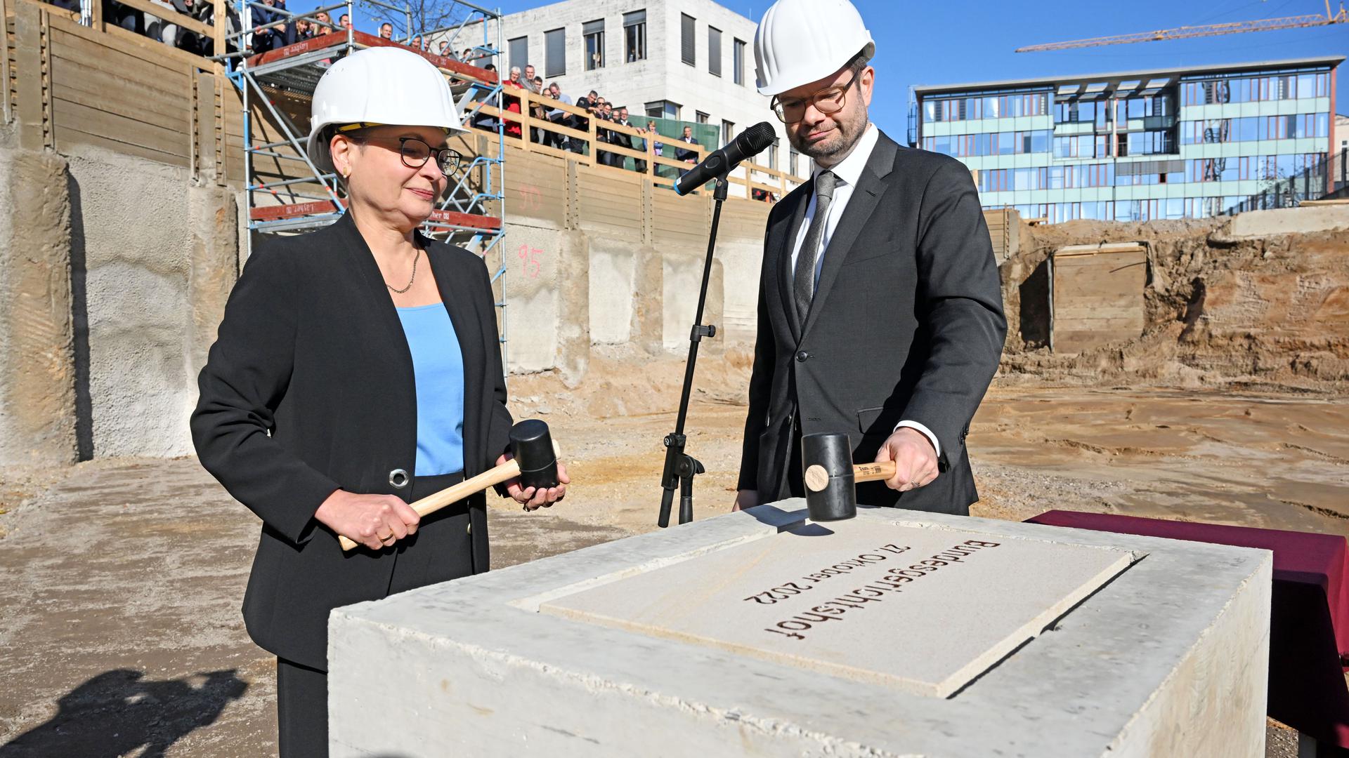 Bettina Limperg, Präsidentin des Bundesgerichtshofs (BGH), und Marco Buschmann (FDP), Bundesminister der Justiz, legen den Grundstein für den Neubau des Ostgebäudes beim BGH. Der Neubau soll 2025 fertig sein. 
