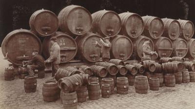 In der Brauerei Moninger in Karlsruhe füllen Männer in den 1860er Jahren Bier aus.