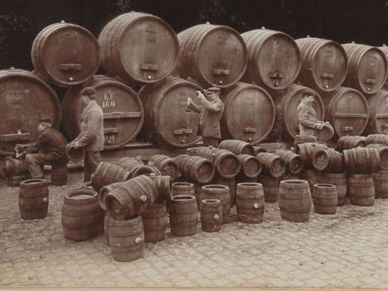 In der Brauerei Moninger in Karlsruhe füllen Männer in den 1860er Jahren Bier aus.