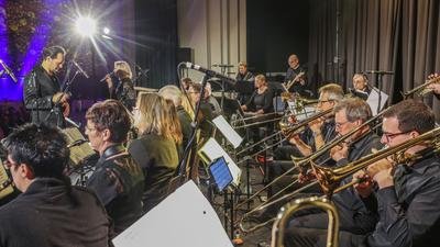 Die Musiker der Big Band des Landratsamtes Karlsruhe beim Musizieren.
