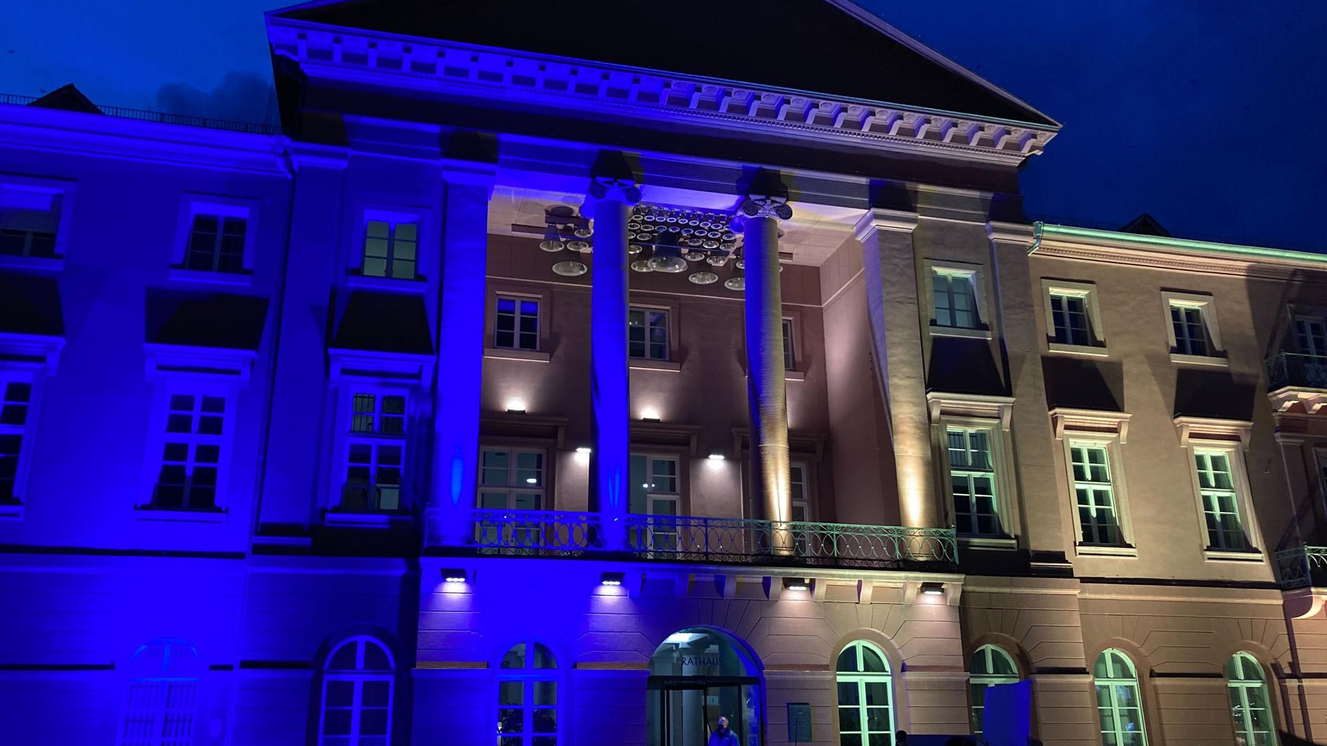 Das Karlsruher Rathaus leuchtet am Freitagabend in Blau und Geld - als Zeichen der Solidarität mit der Ukraine.